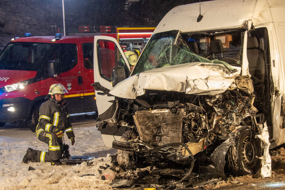 Heftiger Frontal-Crash zwischen Lastwagen und Sprinter: Schwerverletzter eingeklemmt!