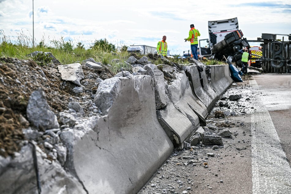 Der Sattelzug prallte gegen die mittlere Betonwand.