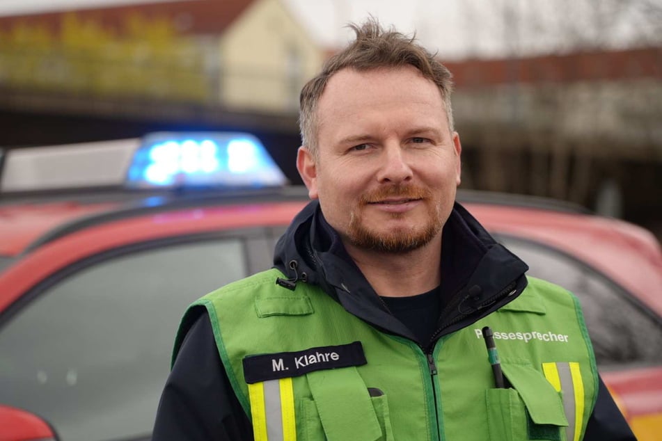 Feuerwehrsprecher Michael Klahre (43) zeigt sich erschüttert angesichts der Eskalation von roher Gewalt gegenüber den Einsatzkräften.