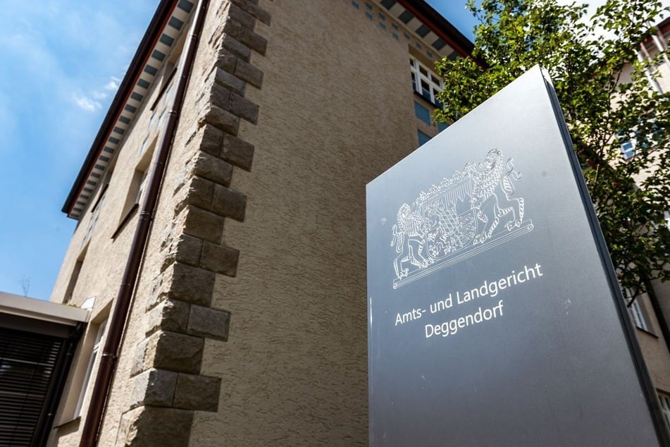 Der Prozess findet im Landgericht Deggendorf statt.