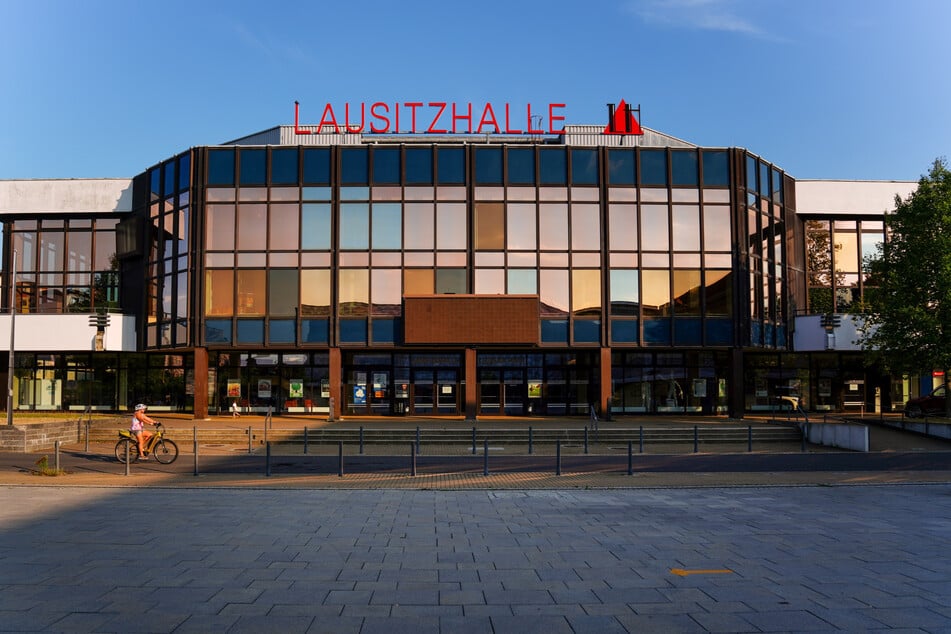 Das große Finale der Feierlichkeiten findet auf dem Dach der Lausitzhalle statt.