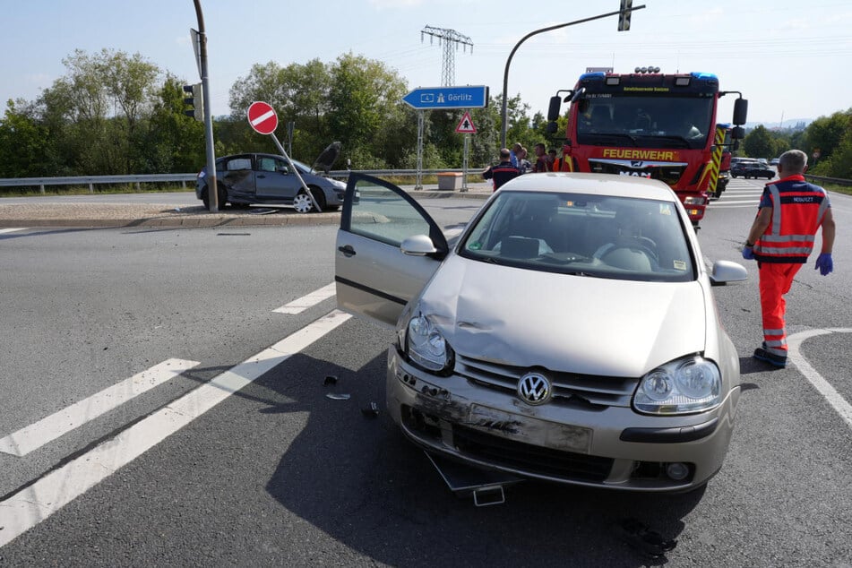 VW kracht mit Citroën zusammen: Zwei Verletzte nach Unfall an Autobahnabfahrt