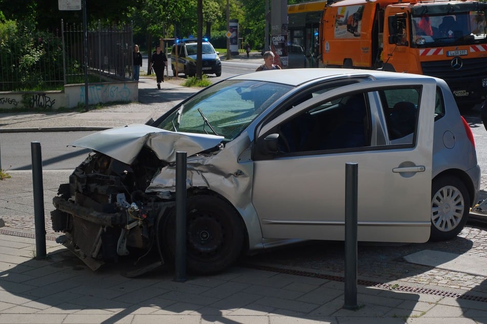 Sowohl das Auto als auch die Tram wurden dabei schwer beschädigt.