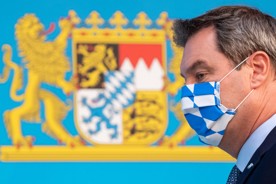Unter den deutschen Bundesländern ist Bayern am stärksten von Covid-19 betroffen. Hier kommt Ministerpräsident Markus Söder (CSU) gerade mit einer Maske aus einer Sitzung des bayerischen Kabinetts.