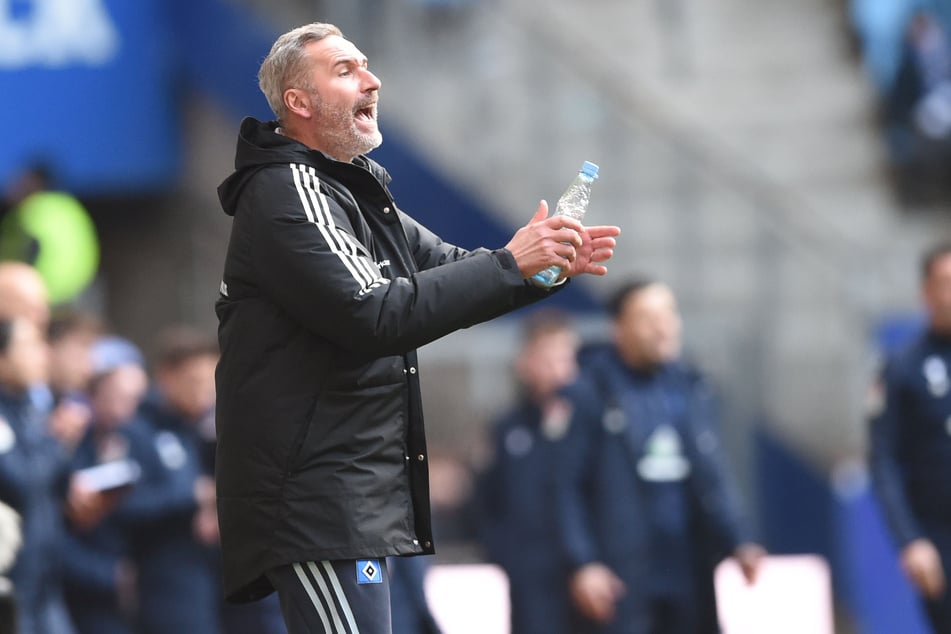 Tim Walter (48) beim Spiel gegen den KSC im Volksparkstadion.