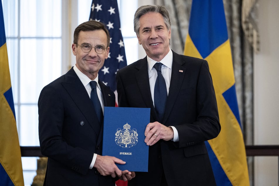 US-Außenminister Antony Blinken (61, r.) erhielt vom schwedischen Ministerpräsidenten Ulf Kristersson (60) während einer Zeremonie im US-Außenministerium die NATO-Ratifizierungsdokumente für den offiziellen Beitritt Schwedens zum nordatlantischen Bündnis.
