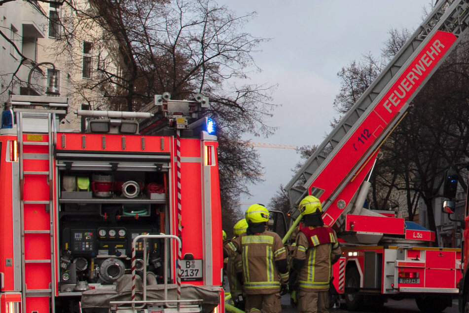 Berlin: Mann stürzt in Schornstein: Berliner Feuerwehr bricht Wand auf