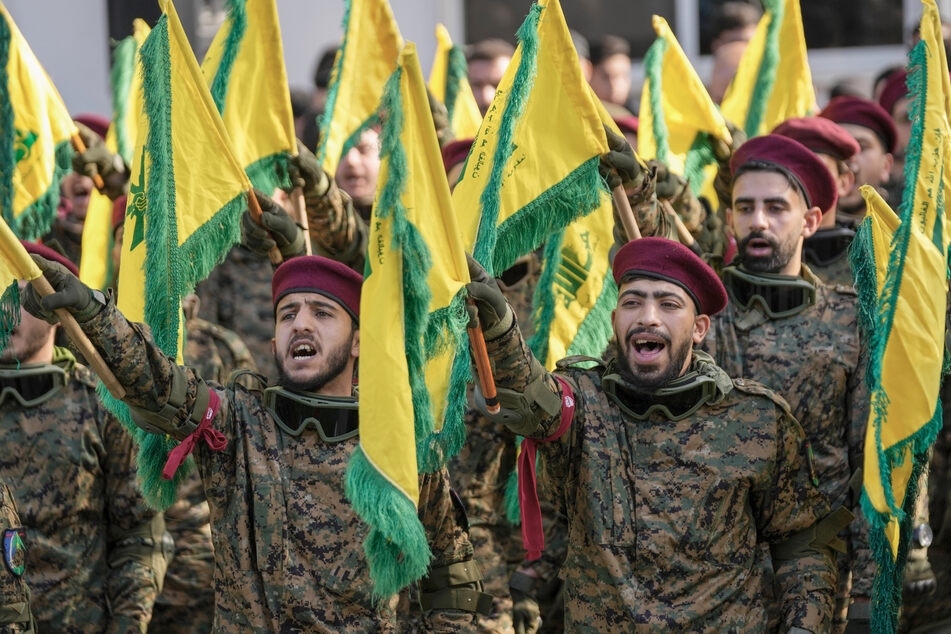 Hisbollah-Kämpfer erweisen einem hochrangigen Kommandeur die letzte Ehre.