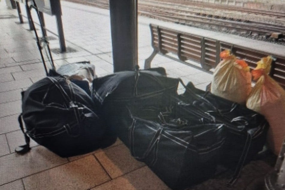 Eine Streife entdeckte am Hamburger Hauptbahnhof sieben herrenlose Gepäckstücke, darunter vier große Reisetaschen, ein großer Rollkoffer sowie zwei große Säcke.