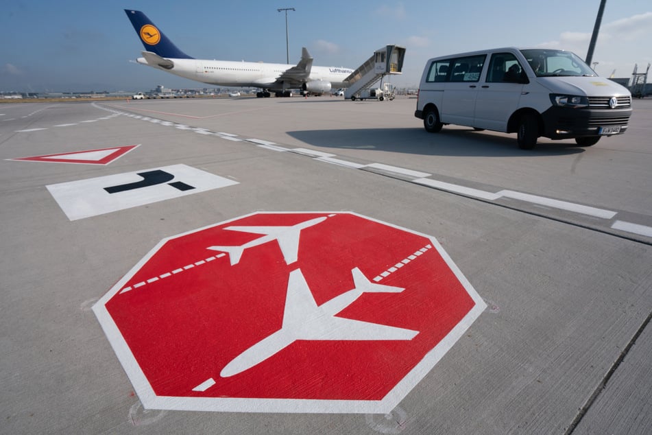 Verkehrzeichen sind auf dem Vorfeld des Frankfurter Flughafens auf der Fahrbahn aufgetragen.