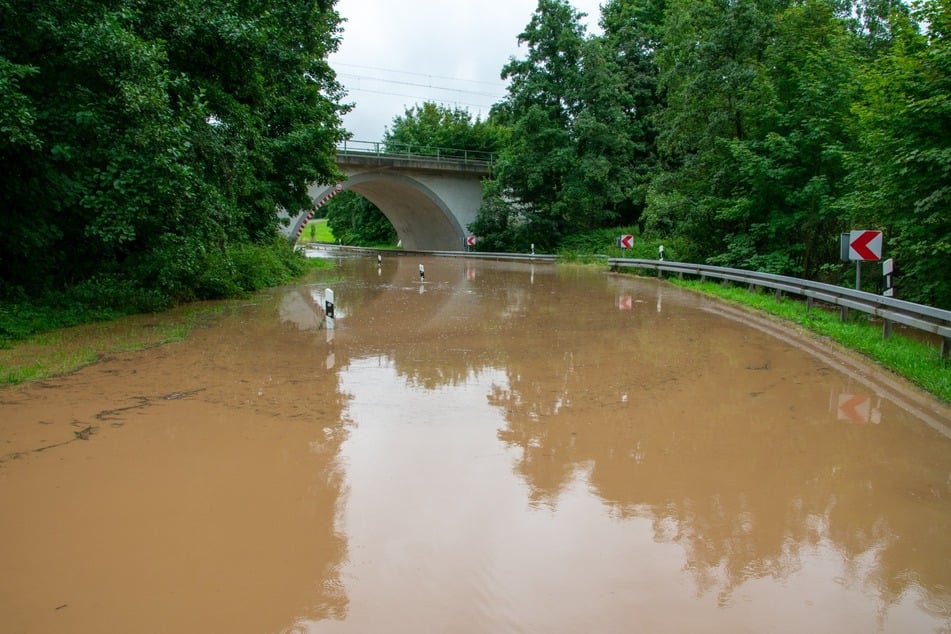 Der Lungwitzbach hat die S245 zwischen Lobsdorf und Niederlungwitz geflutet.