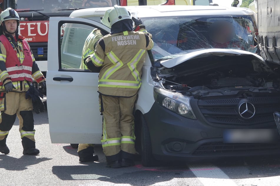 Unfall A4: Schwerer Unfall auf der A4: Mercedes-Fahrer rast an Stauende in Lkw und wird eingeklemmt