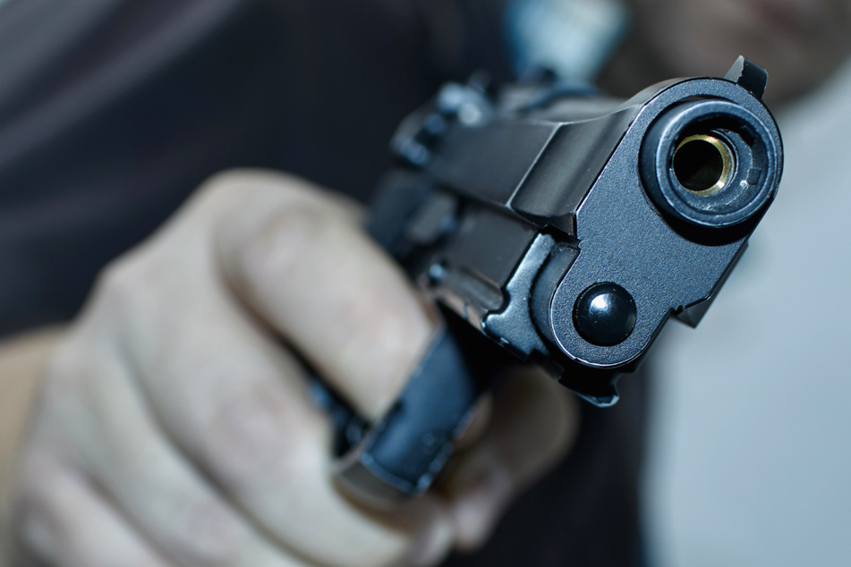 Mann (23) will Auto verkaufen, doch Kunde zieht plötzlich Pistole
