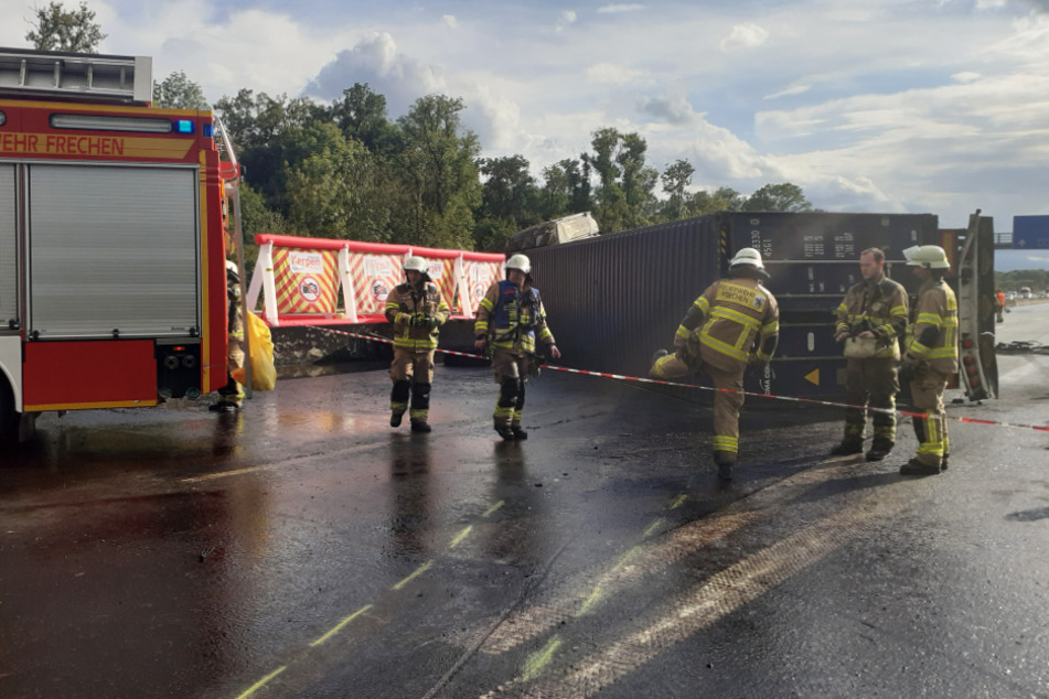 Der Laster krachte auf die Seite und fing Feuer. Der Fahrer verbrannte im Fahrzeug.