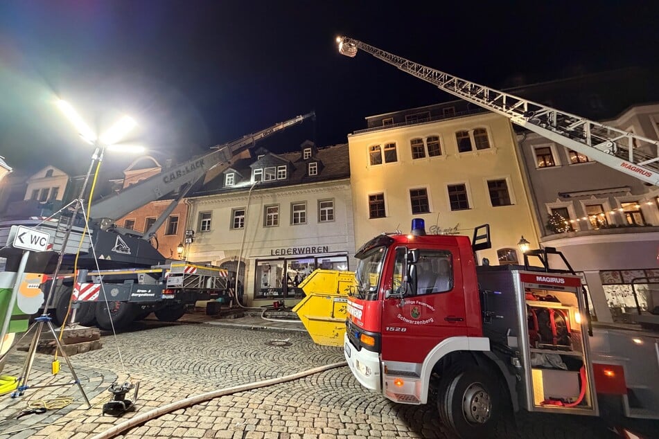 Die Einsatzkräfte waren auch am Abend noch im Einsatz.