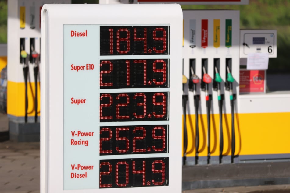 Aufgrund einer Fehleingabe gab es am Montag den Liter Diesel an einigen Shell-Tankstellen für extrem billige 1,849 Euro.