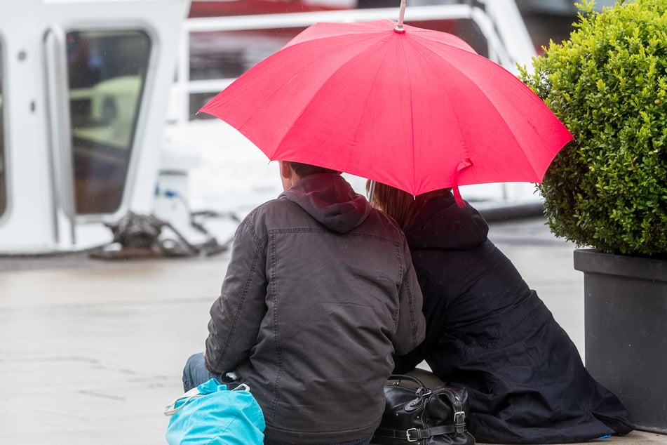 Der Regenschirm wird in dieser Woche wohl noch nicht in die wohlverdiente Sommerpause geschickt. (Archivbild)