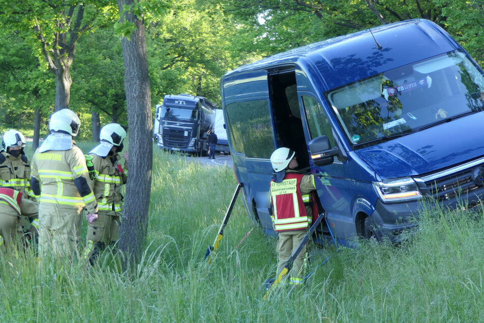Der verunfallte Kleinbus drohte einen Abhang hinunterzukippen.