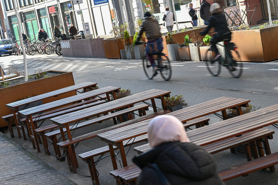 Sitzgelegenheiten für die Gastronomie anstatt Parkplätze. So soll es in der Innenstadt von Frankfurt bald nahezu überall aussehen.