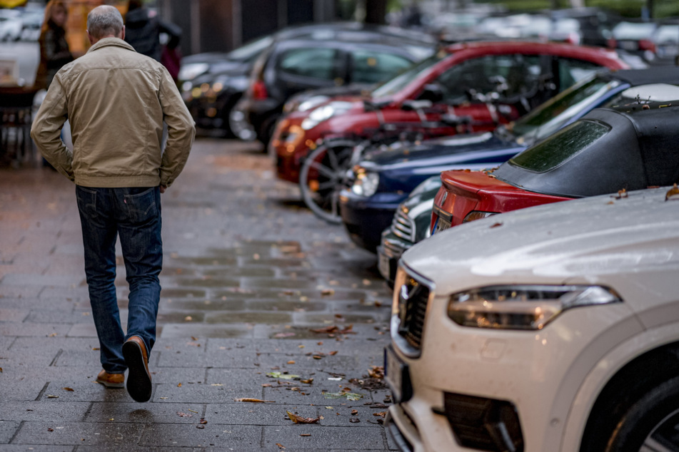 In Hamburg gibt es immer mehr Autos und gleichzeitig immer weniger Parkplätze. (Archivbild)