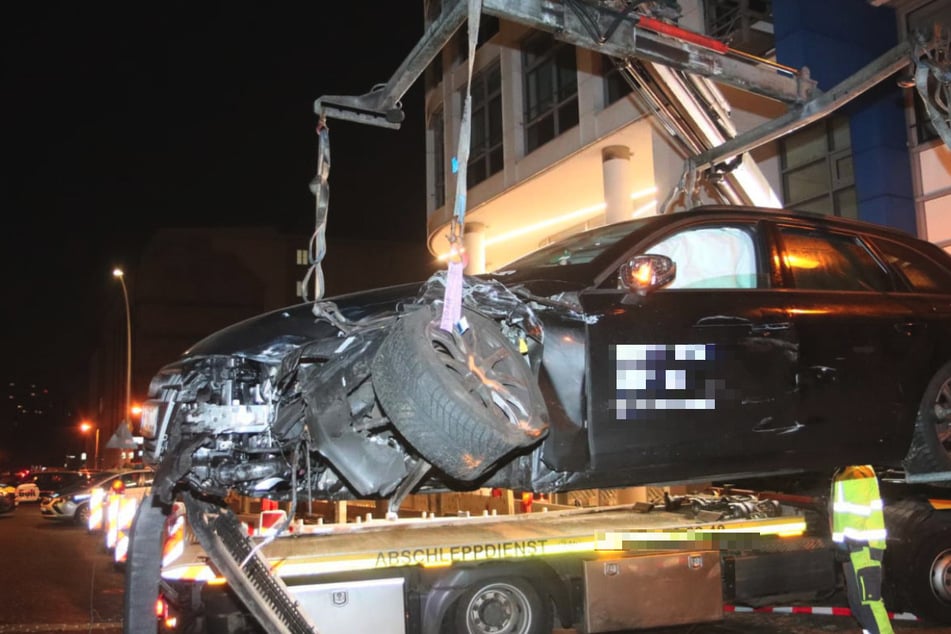 Im Berliner Ortsteil Wilmersdorf wurde ein Juwelier überfallen. Die mutmaßlichen Täter flüchteten und verunfallten mit einem Mietauto.