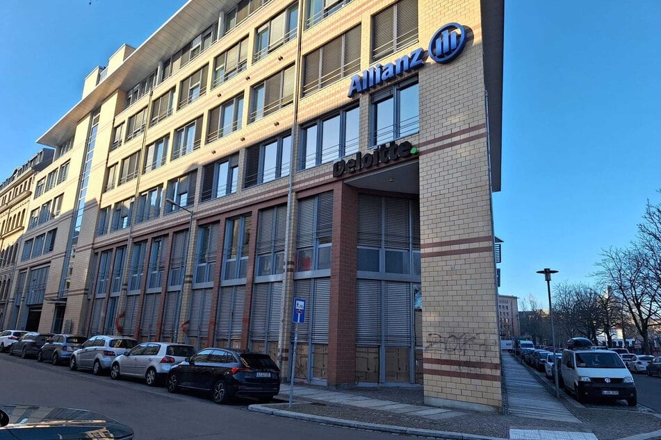Mehr als 40 Scheiben dieses Gebäudes in Reudnitz-Thronberg wurden am Freitag eingeschlagen.
