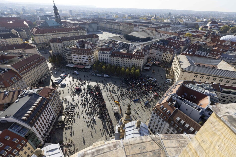 Auch Demos beobachtet die Polizei gern aus der Luft. (Symbolfoto)