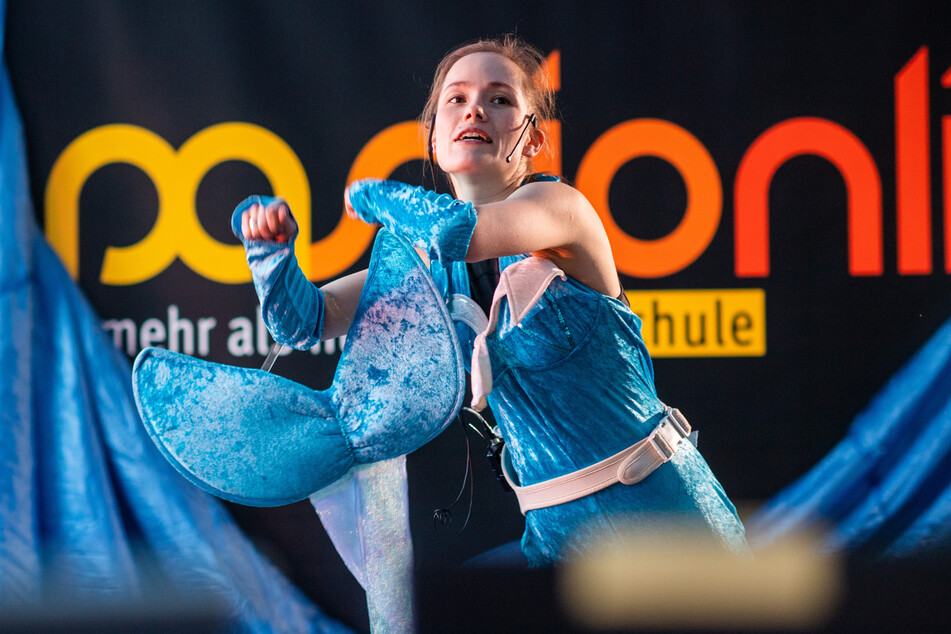 Tanzlehrerin Stephanie Liebers (30) studiert als Meerjungfrau mit den Kindern Tänze ein. 