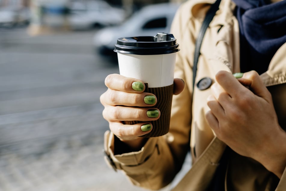 El café de la mañana arruina a la mujer todo el día: un pequeño sorbo cuesta 170 euros.