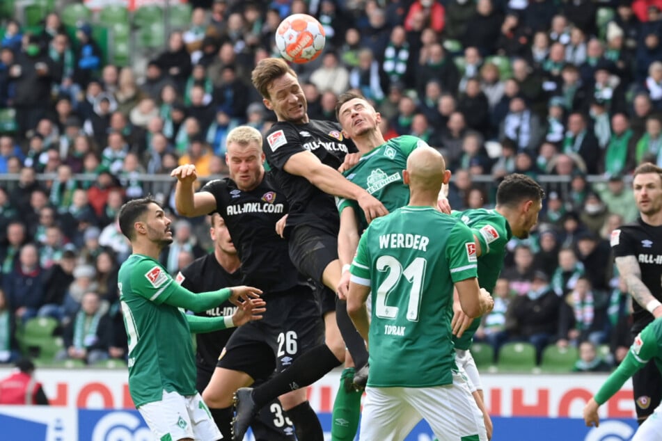 In der Luft immer eine Waffe: Tim Knipping (29, M.) stieg gegen Werder Bremen nicht nur einmal am höchsten und bereitete so auch das Tor zum 1:0 von Ransford Königsdörffer (20) vor.