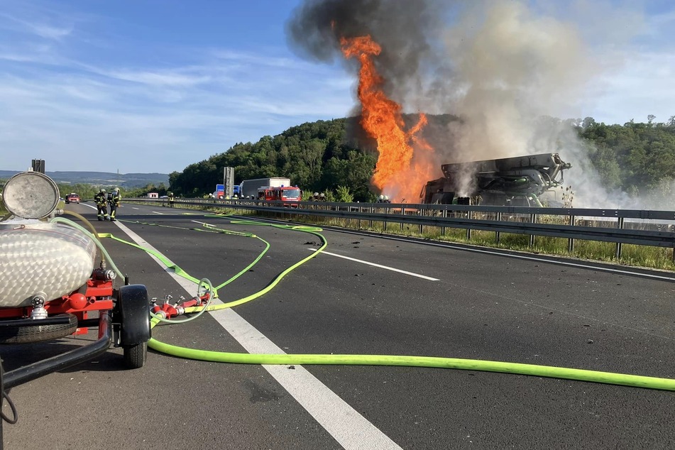 Die A38 bei Friedland wurde durch das Feuer beschädigt. Bis Donnerstag ist die Fahrtrichtung Halle (Saale) wegen Bauarbeiten gesperrt.