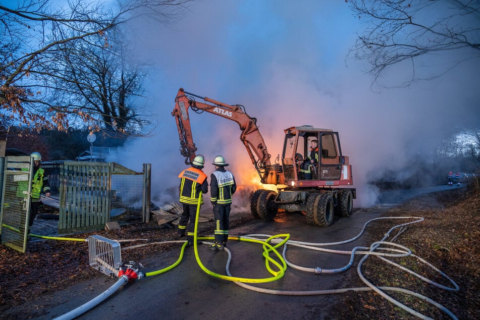 Beim Löscheinsatz auf den Pferdehof wurde auch ein Bagger gebracht.