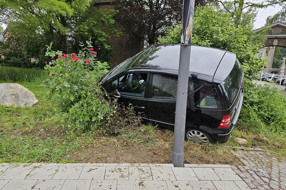 In Schräglage: Feuerwehr muss Autofahrerin in Eschweiler befreien!