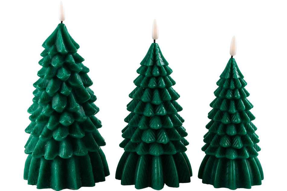 Eine charmante Weihnachtsbeleuchtung für innen ist dieses Set aus drei LED-Tannenbäumen.