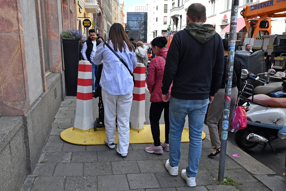 Die Reichsstraße wurde sogar mit Fußgängersperren zugestellt. Kinderwägen passen gerade so durch.