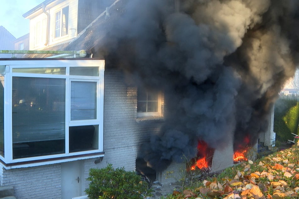 Hamburg: Brand in Doppelhaushälfte: Einsatzkräfte finden leblose Person im Keller