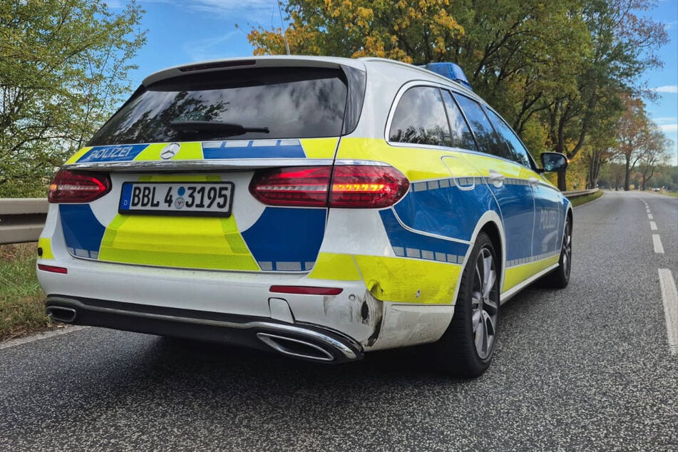 Auch einer der beteiligten Streifenwagen hat bei dem Unfall Schaden genommen und musste abgeschleppt werden.