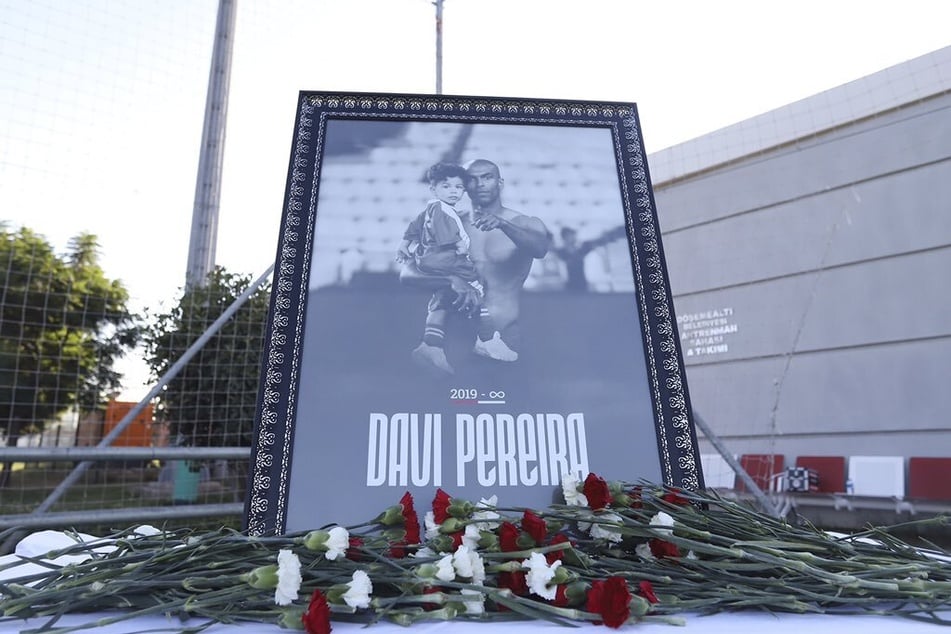 Antalyaspor gedenkt dem Sohn ihres Stars. Teamkollegen legen Blumen nieder.