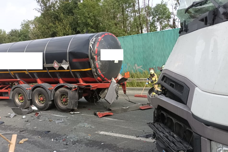 Der Tankwagen war zum Zeitpunkt des Unfalls nicht mit Gefahrgut beladen - der Auflieger blieb unbeschädigt.