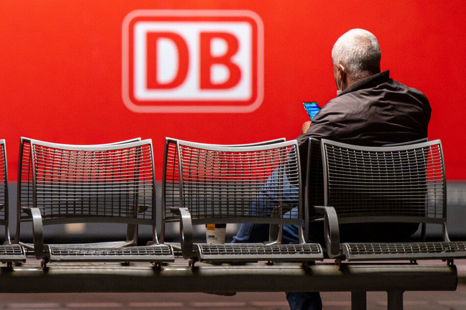 Der Streik der Gewerkschaft Deutscher Lokomotivführer hat auch am Freitagmorgen für Zugausfälle und -verspätungen in Bayern gesorgt.