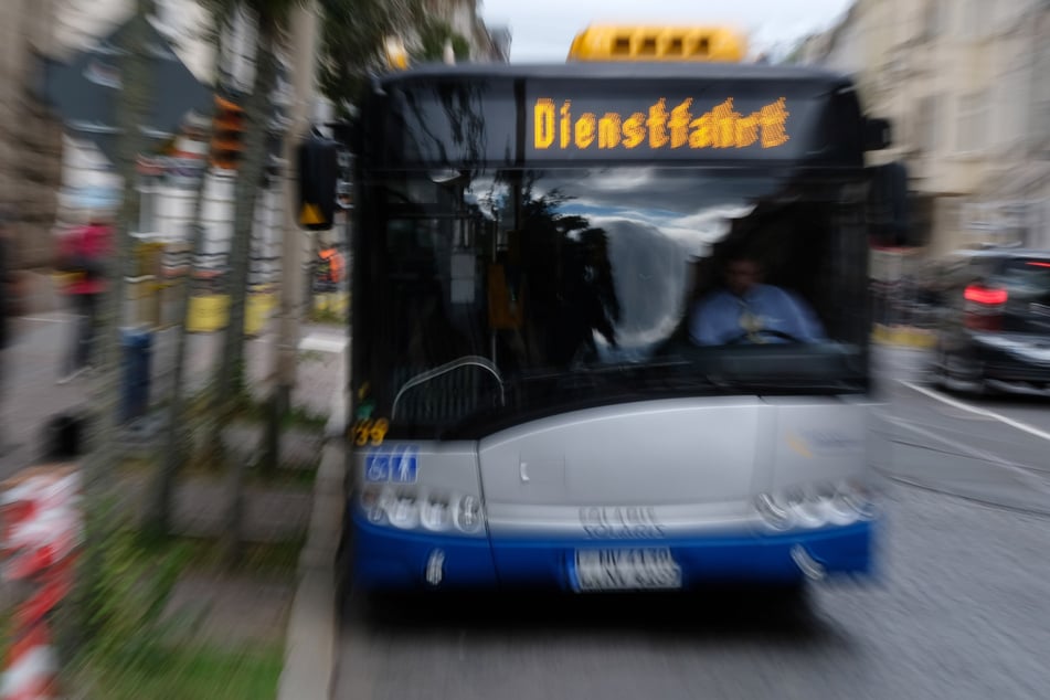 Der Busfahrer (50) konnte nicht rechtzeitig bremsen. (Symbolbild)