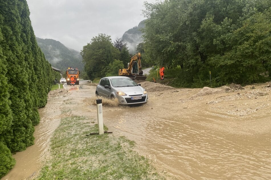 In Bad Eisenkappel haben die Aufräumarbeiten nach Murenabgängen und Überflutungen begonnen. Starke Regenfälle haben im Süden Österreichs in der Nacht zum Freitag Überflutungen sowie Schlamm- und Gerölllawinen ausgelöst.