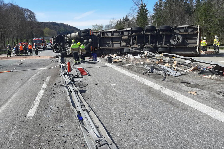 Ein Lkw durchbohrte die Mittelschutzplanke und kam quer zu den Fahrbahnen der A8 zu liegen.