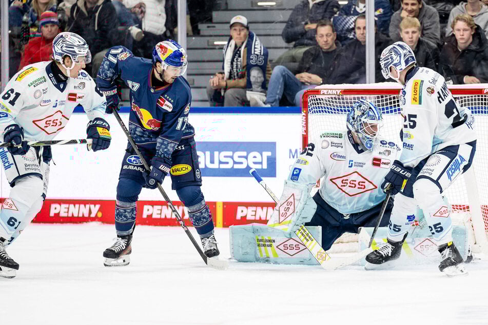 Unglücklicher geht's kaum. Tariq Hammond (r.) lenkte hier den Puck per Schlittschuh ins eigene Gehäuse zum