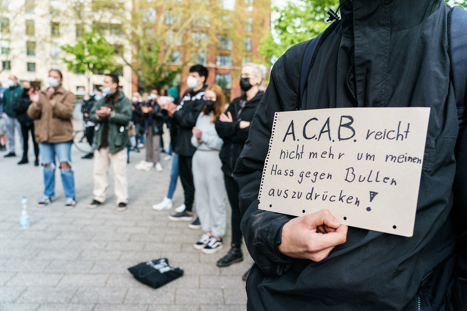 Rund 130 Demonstrierende versammelten sich am Mittwochabend vor dem Polizeipräsidium in Frankfurt am Main.