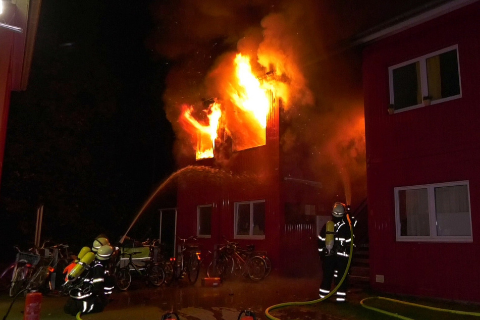 Flammen schlugen aus dem zweiten Stock des Hauses.