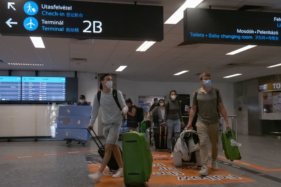 Passagiere kommen am letzten Tag vor der Wiedereinführung der Grenzkontrollen anlässlich der Corona-Pandemie am Flughafen Budapest an.