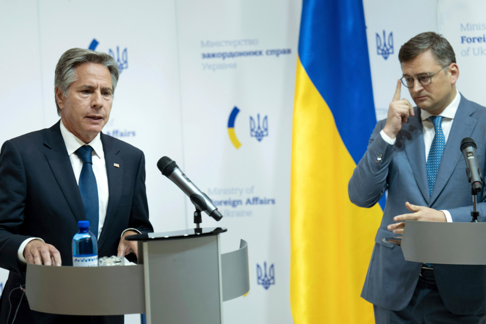 US-Außenminister Antony Blinken (61, l.) und sein ukrainischer Amtskollege Dmytro Kuleba (42) sprechen während einer Pressekonferenz im ukrainischen Außenministerium.