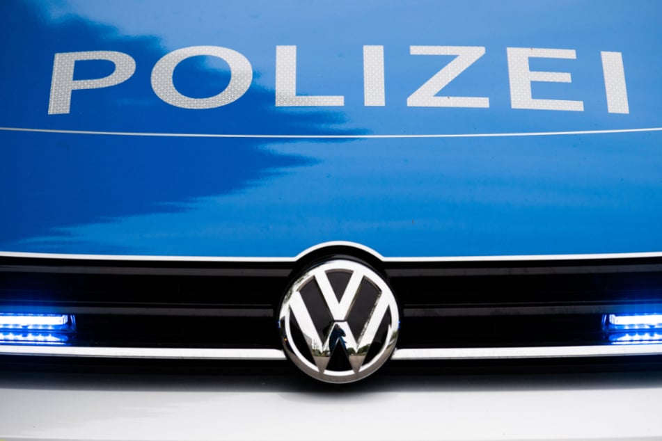 Audi knallt frontal mit Lkw zusammen und wird gegen Baum gedrückt