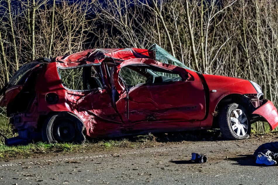 Der Renault Clio wurde bei dem Crash völlig zerstört.